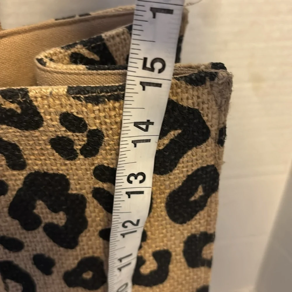 AMERICA & BEYOND TAN AND BLACK LEOPARD PRINT JUTE/CANVAS TOTE WITH TASSEL